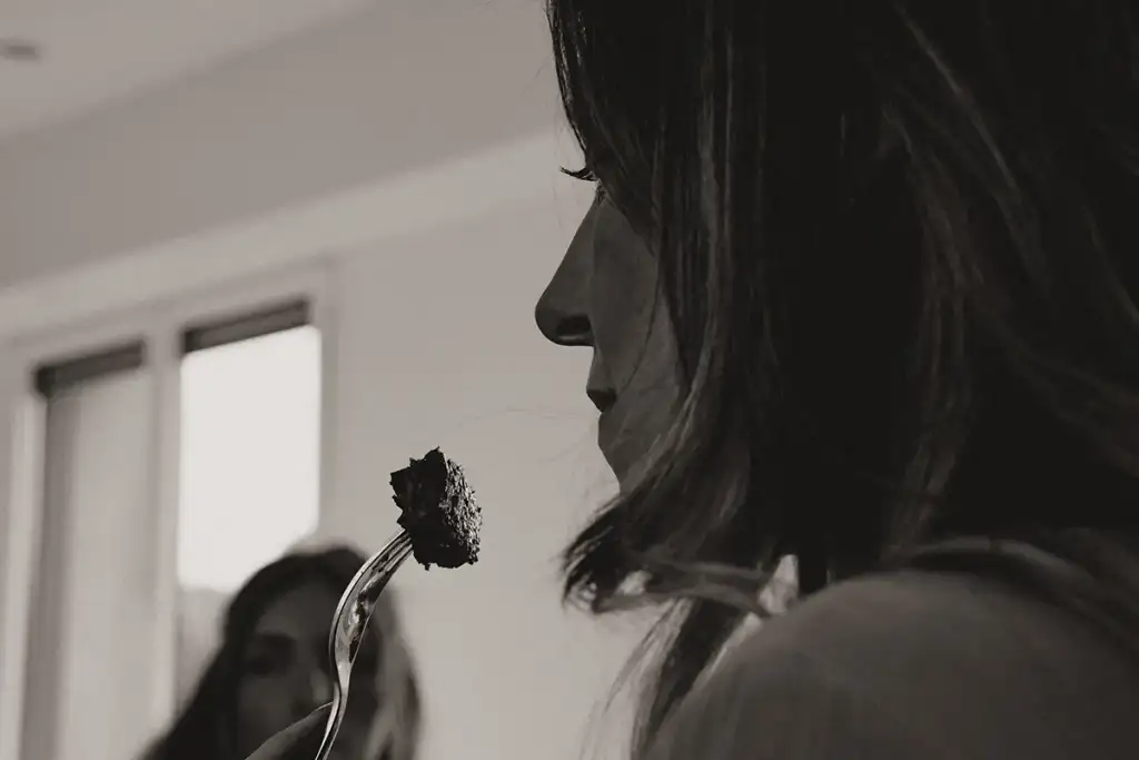 mujer comiendo