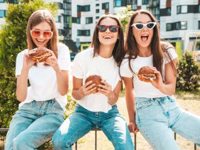 Jóvenes comiendo hamburguesas